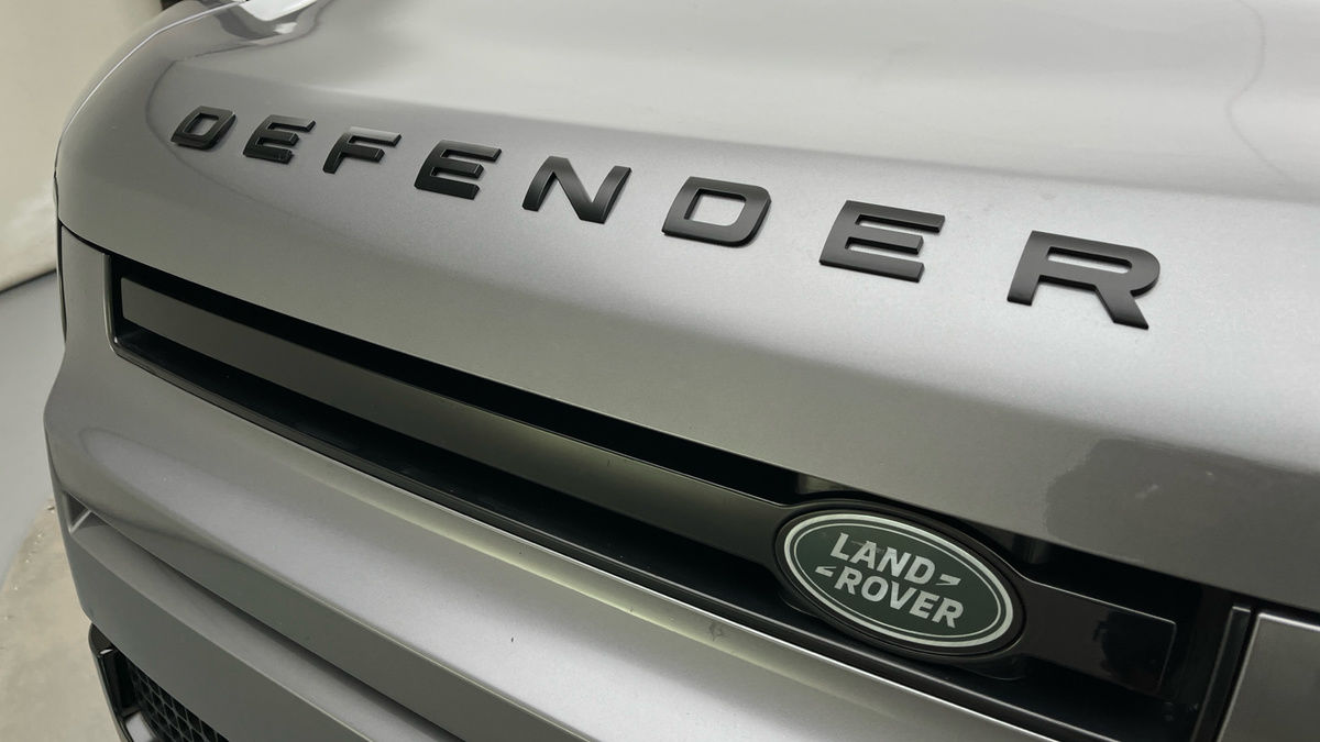 Land Rover Defender 110 Image 24