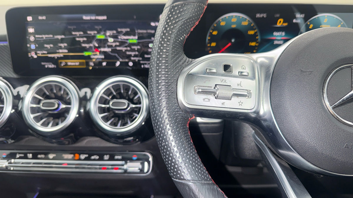Mercedes-Benz GLB Image 13