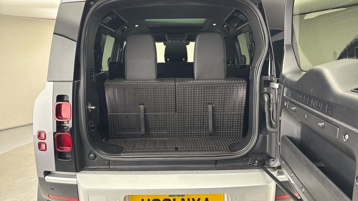 Land Rover Defender 110 Image 11