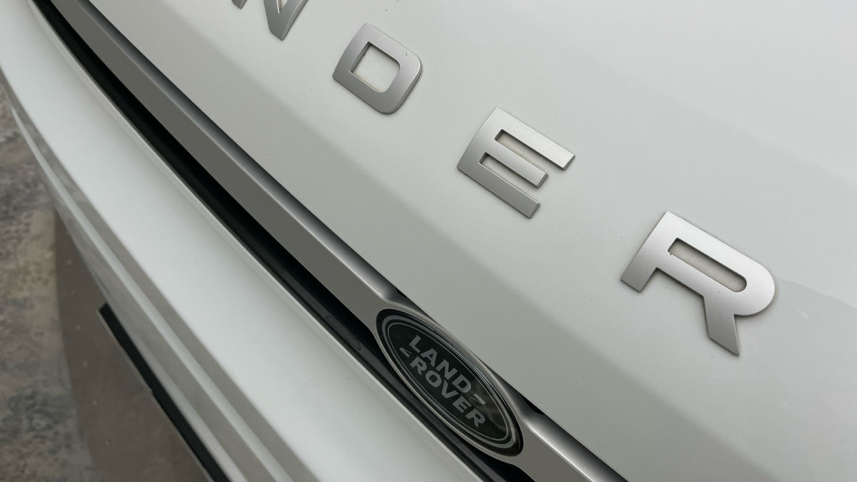 Land Rover Defender 110 Image 24