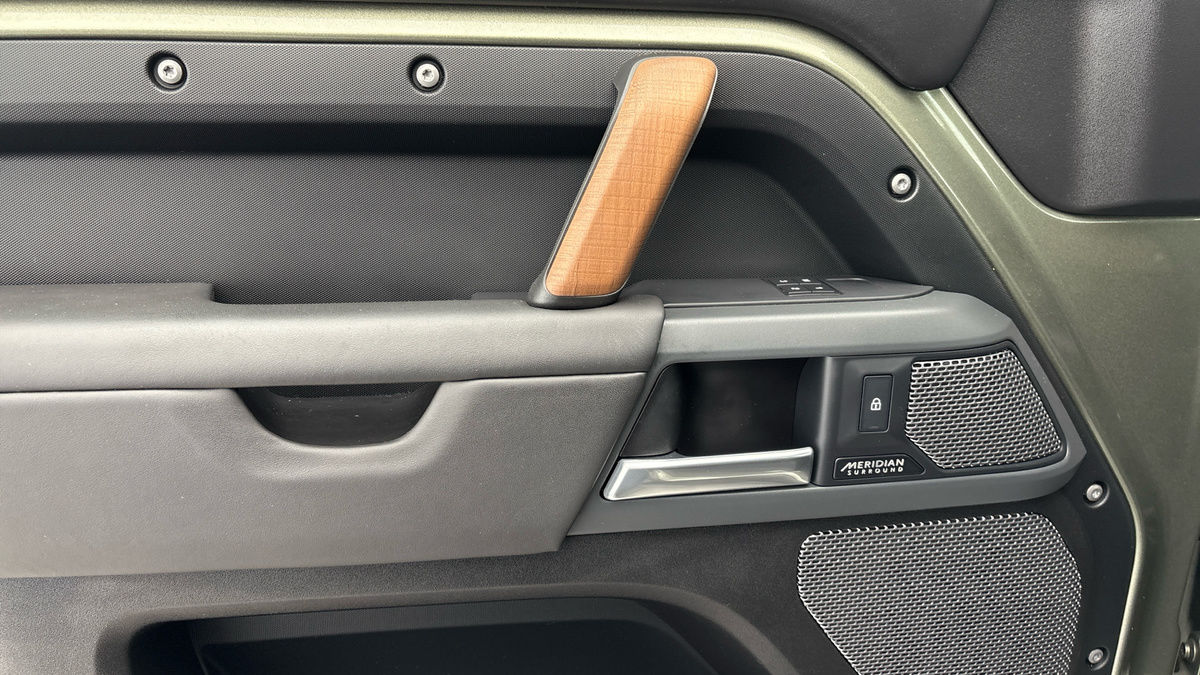 Land Rover Defender 90 Urban Image 19
