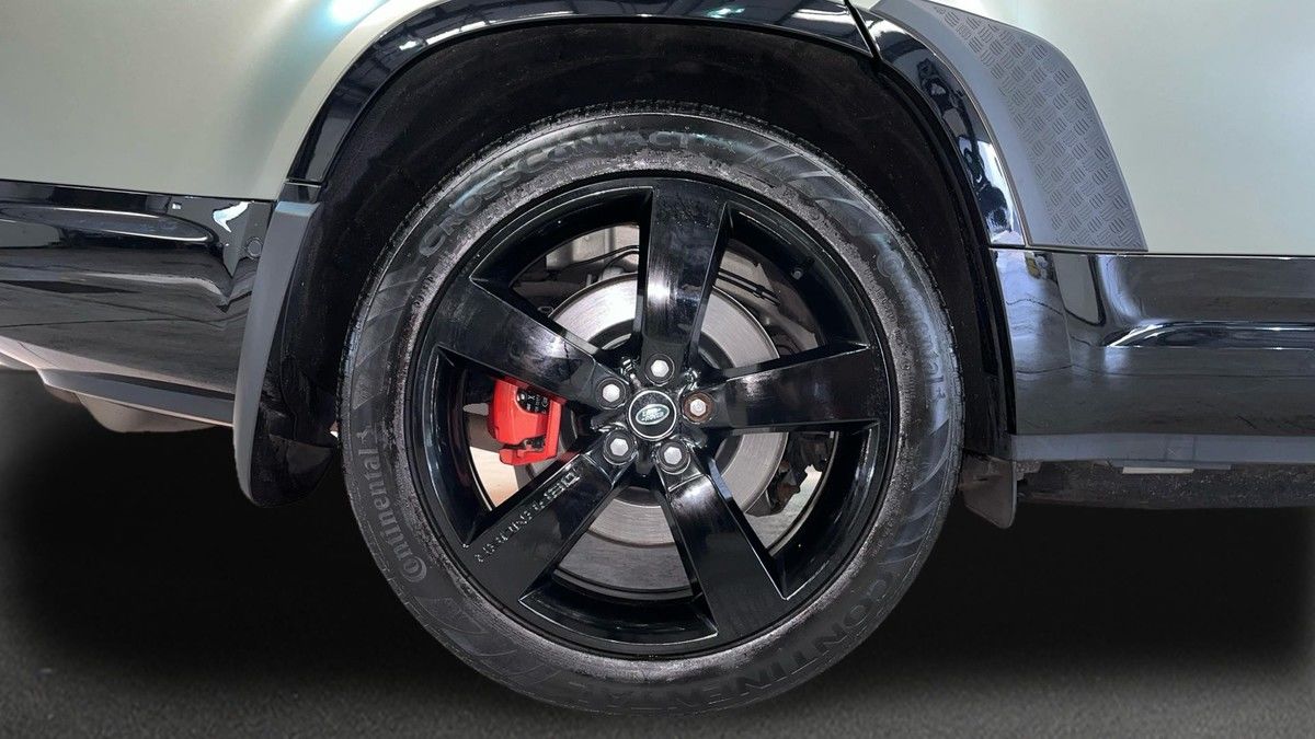Land Rover Defender 130 Image 10