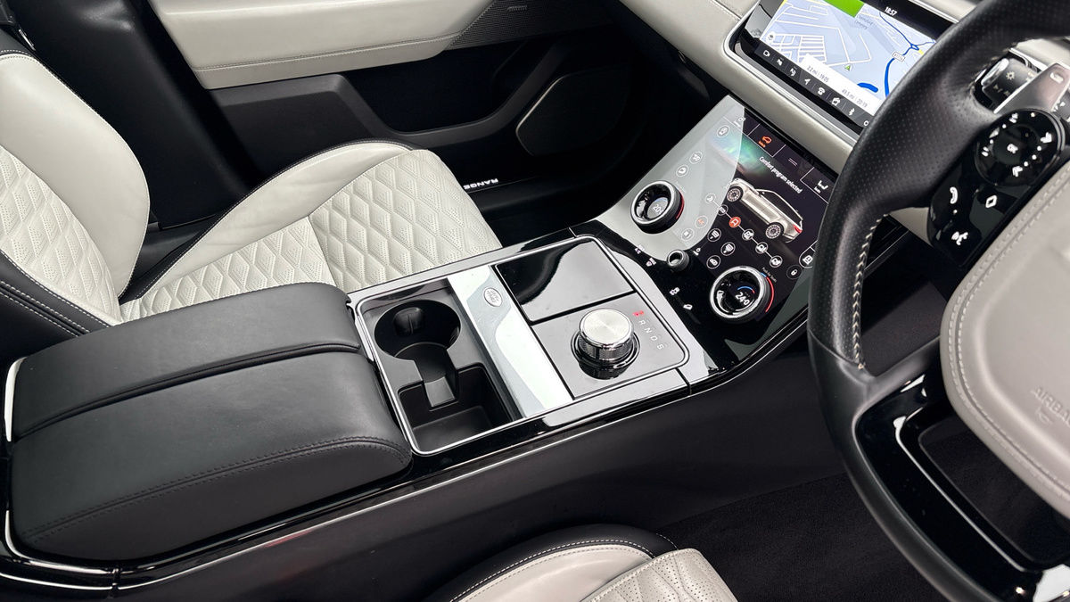 Land Rover Range Rover Velar Image 18