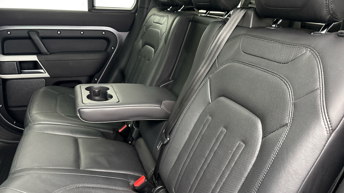 Land Rover Defender 110 Image 9