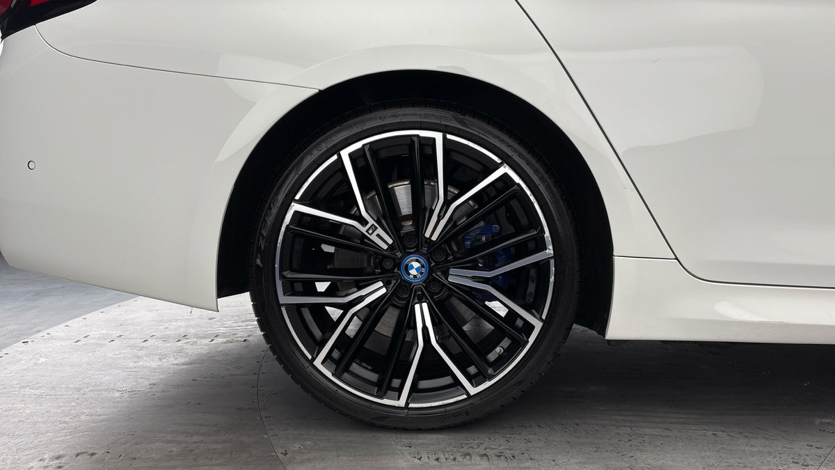 BMW 5 Series Image 10