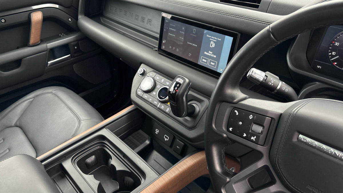 Land Rover Defender 110 Image 18
