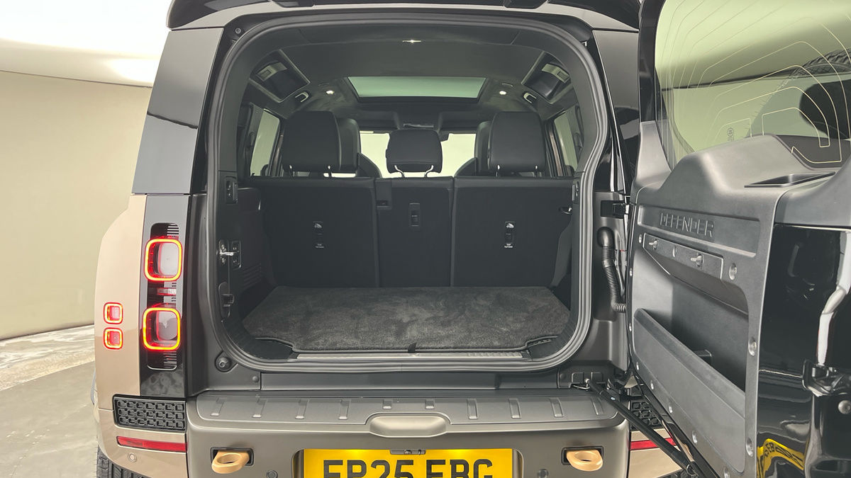 Land Rover Defender 110 Urban Image 13