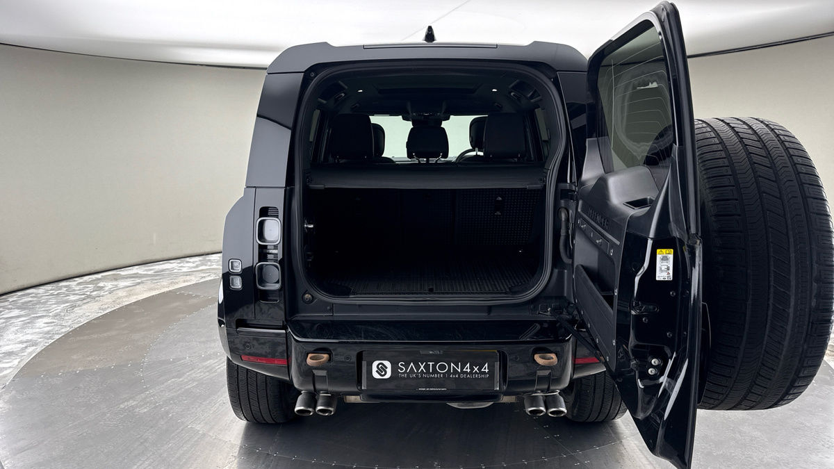 Land Rover Defender 110 Image 11