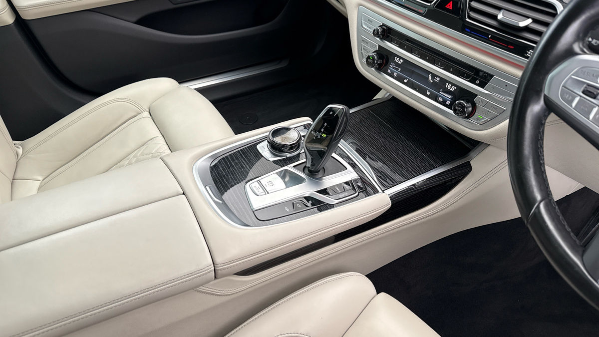BMW 7 Series Image 19