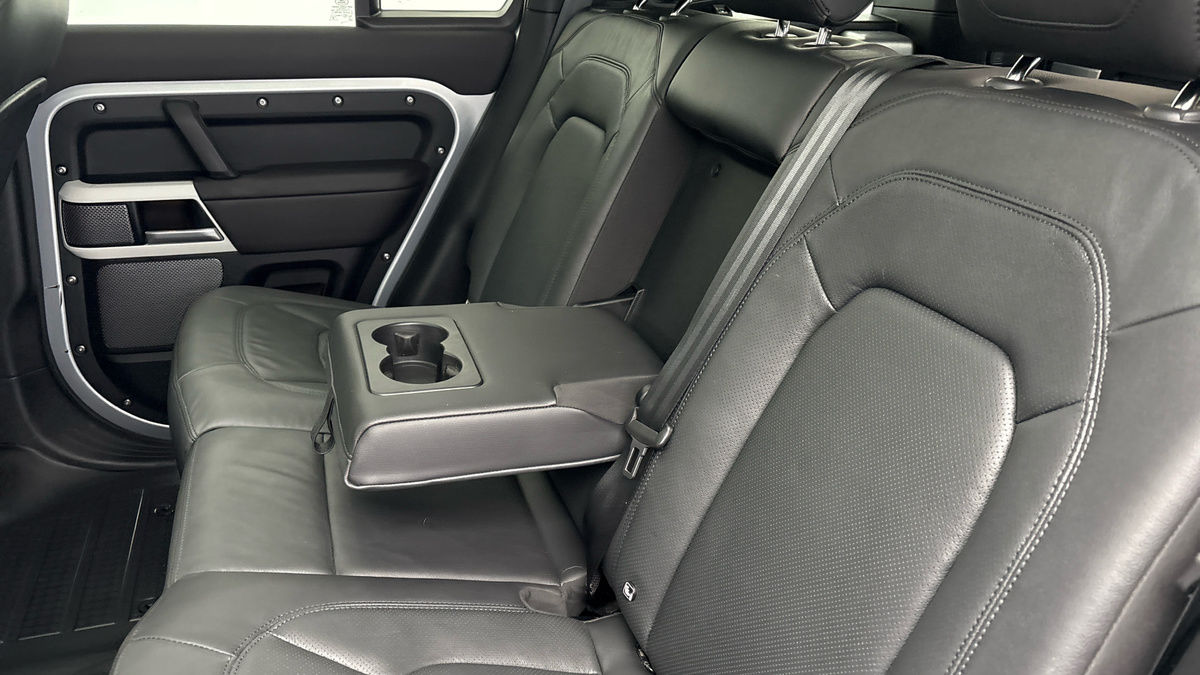 Land Rover Defender 110 Image 9