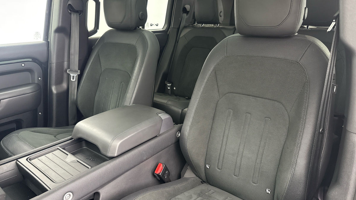 Land Rover Defender 110 Image 6