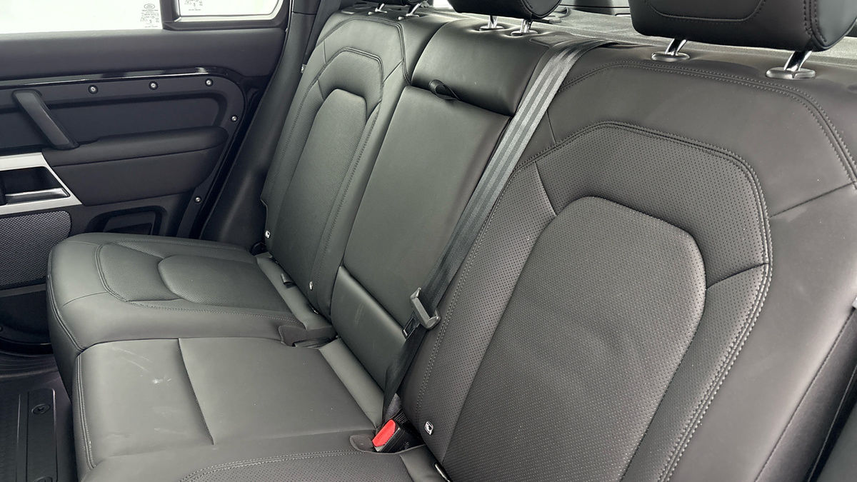 Land Rover Defender 110 Image 8