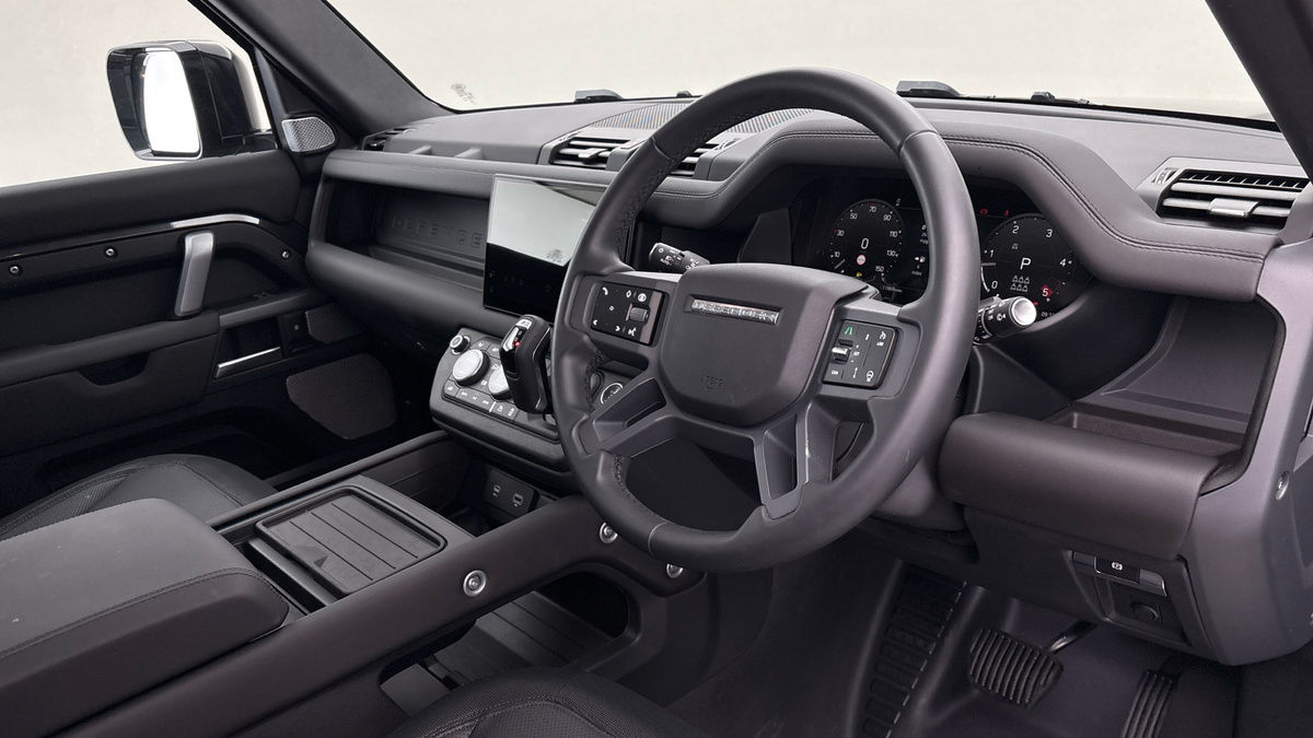 Land Rover Defender 130 Urban Image 5