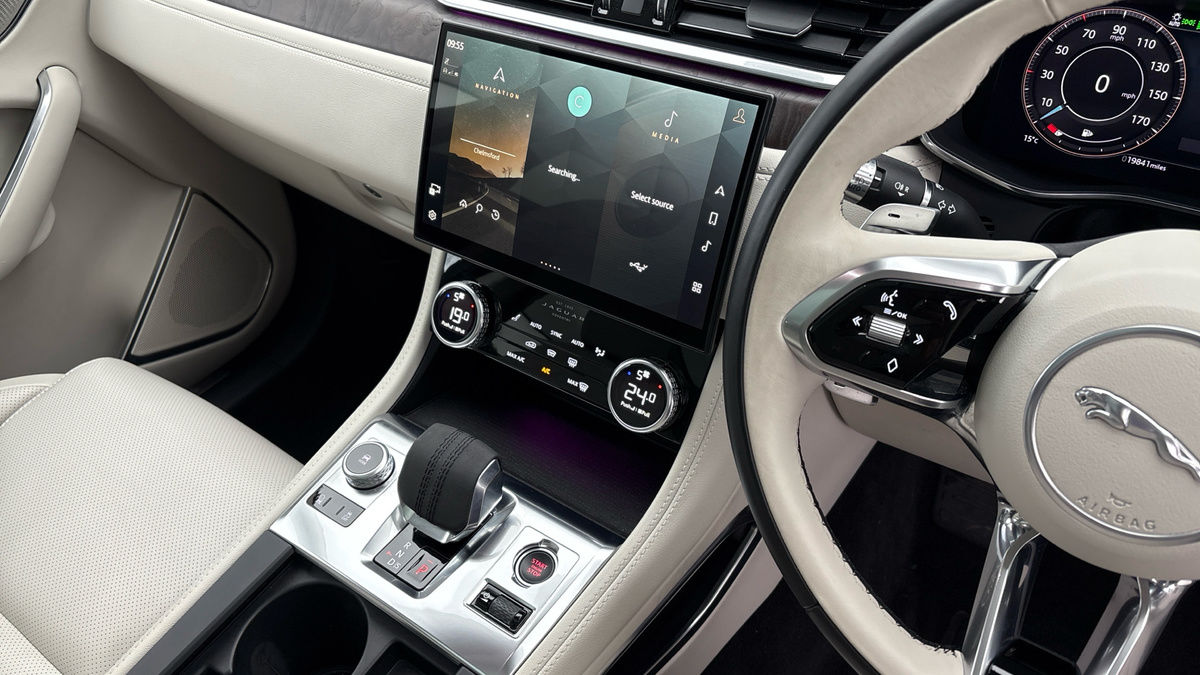 Jaguar F-PACE Image 18