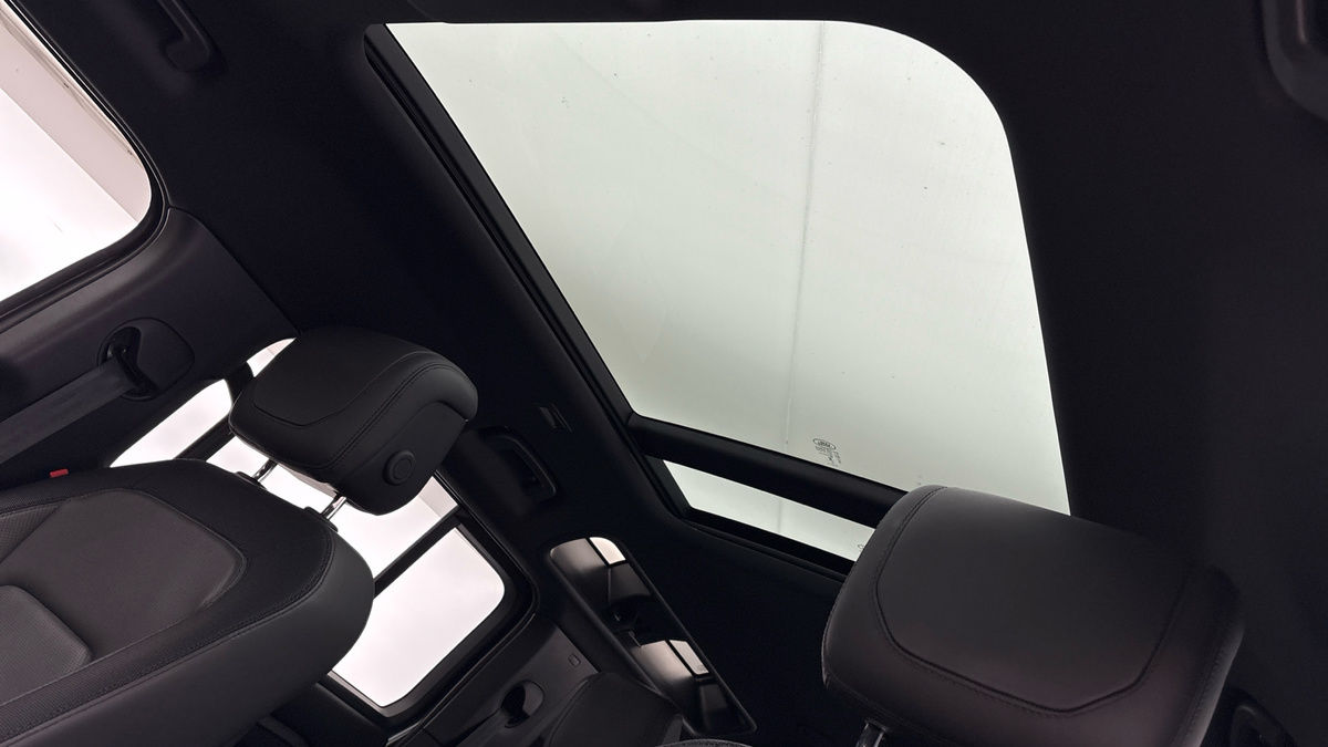 Land Rover Defender 110 Image 6