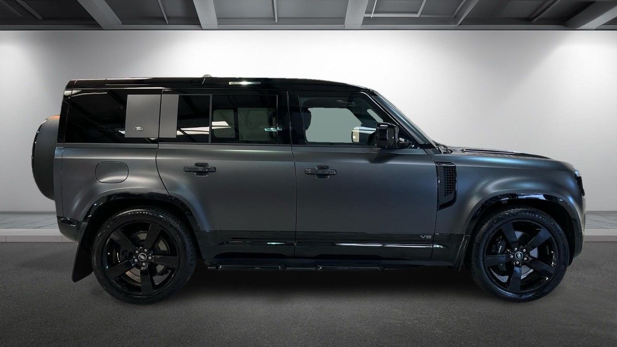 Land Rover Defender 110 Image 16