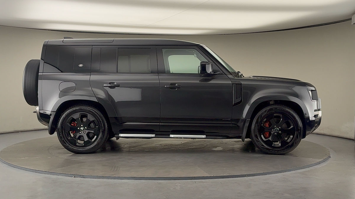 Land Rover Defender 110 Image 16