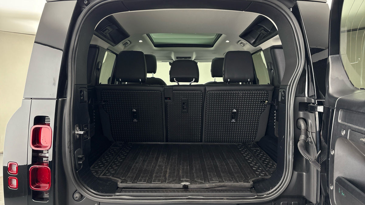 Land Rover Defender 110 Image 11