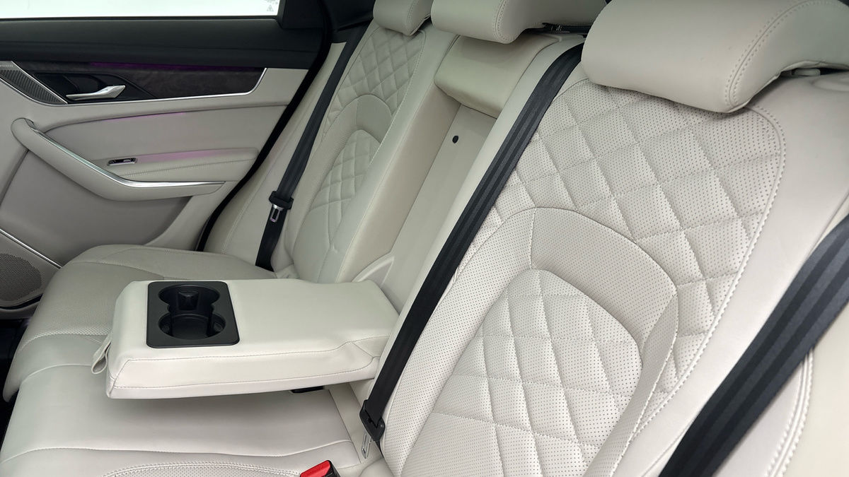 Jaguar F-PACE Image 9