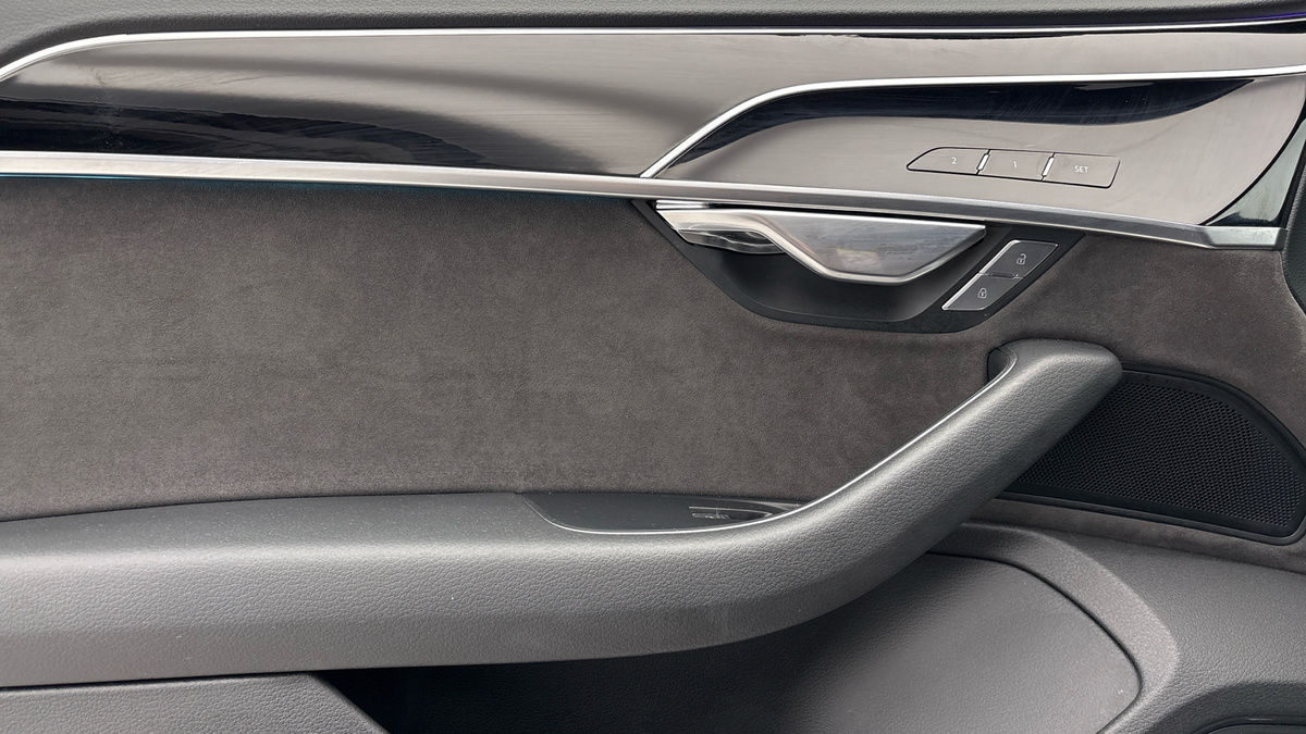 Audi A8 Image 25