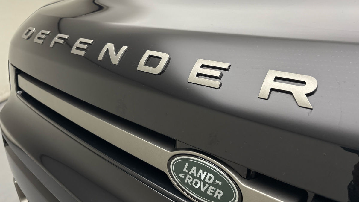 Land Rover Defender 110 Image 24