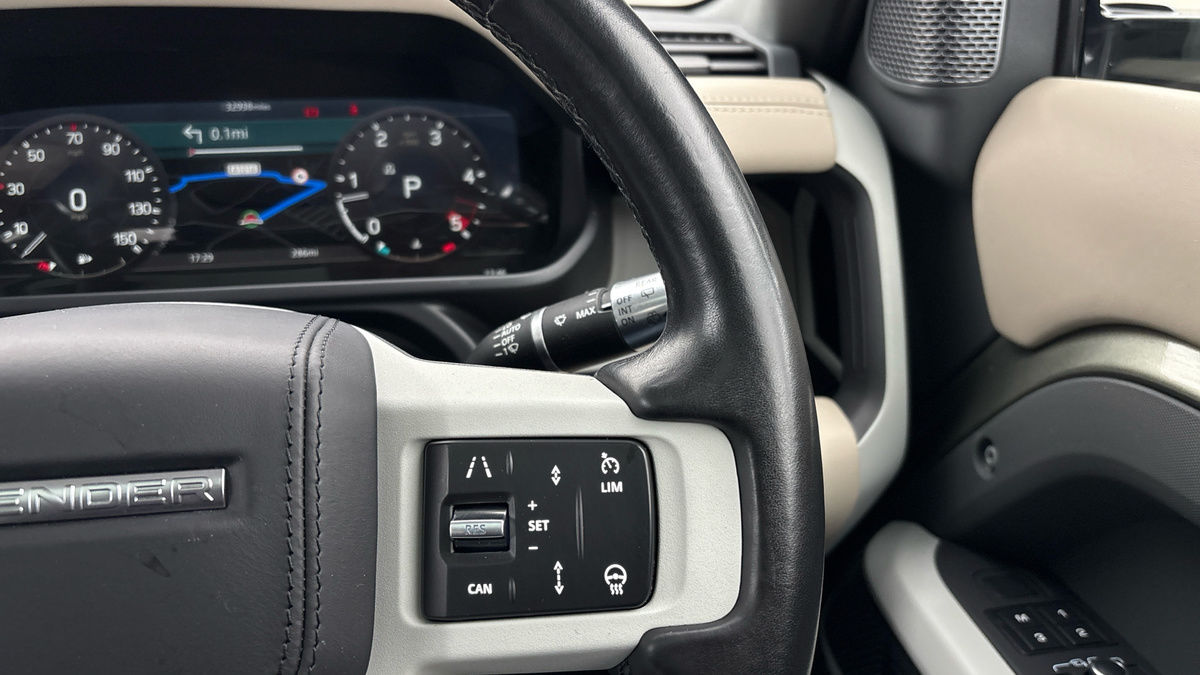Land Rover Defender 110 Image 14