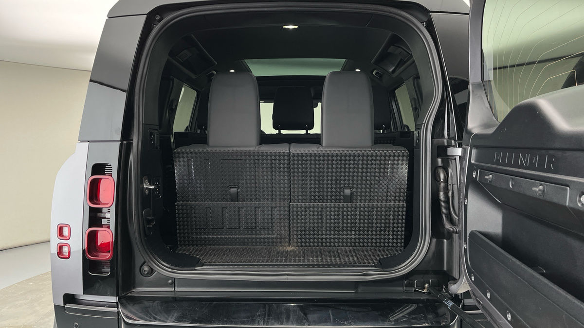 Land Rover Defender 110 Image 11