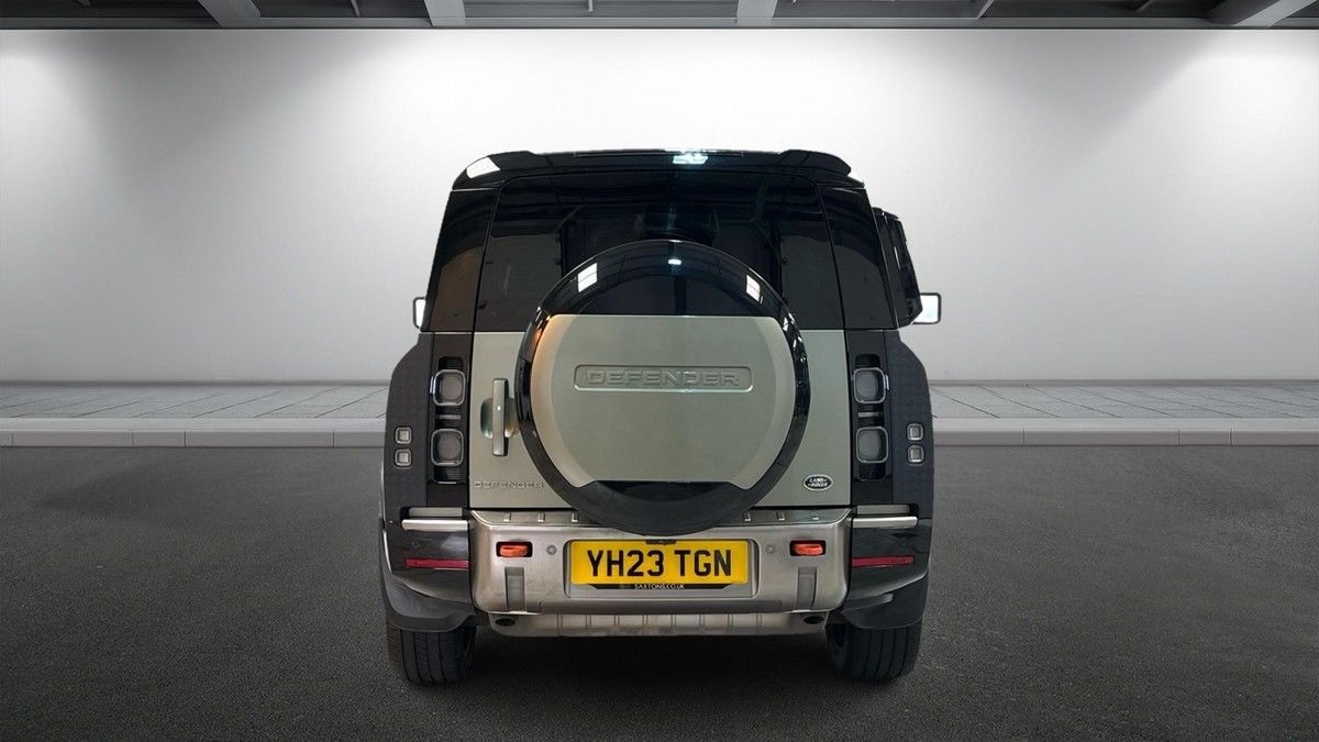 Land Rover Defender 130 Image 4