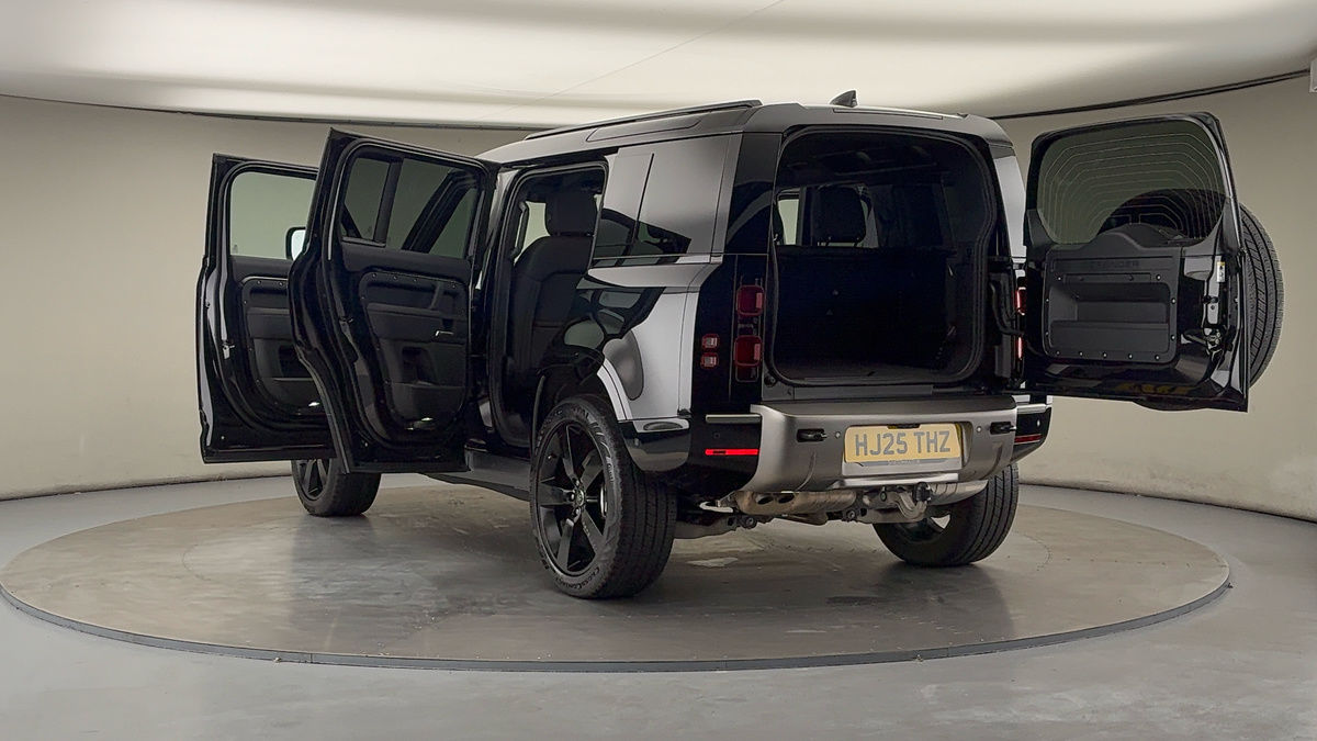 Land Rover Defender 110 Image 23