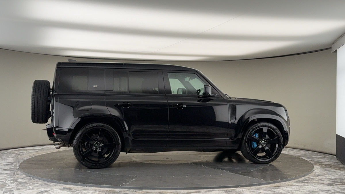 Land Rover Defender 110 Image 16